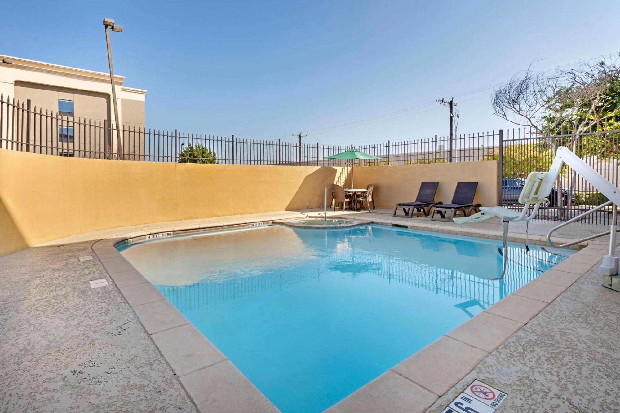 Comfort Suites West Dallas - Cockrell Hill Bagian luar foto